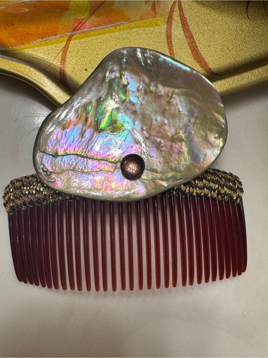 Accessories - Beautiful Vintage Art Novo mother-of-pearl hair comb accessory